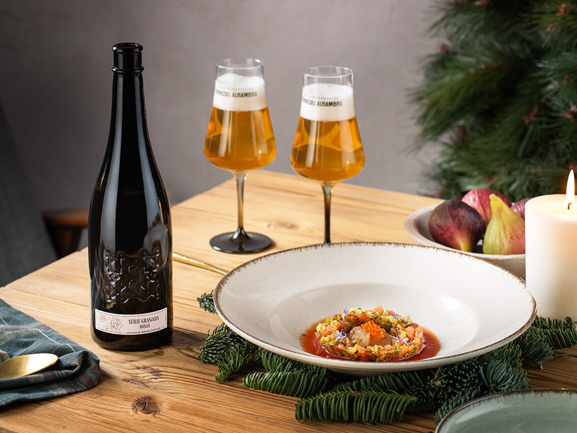 Corona de tomate de otoño con langostinos curados y zumo de tomate preparado
